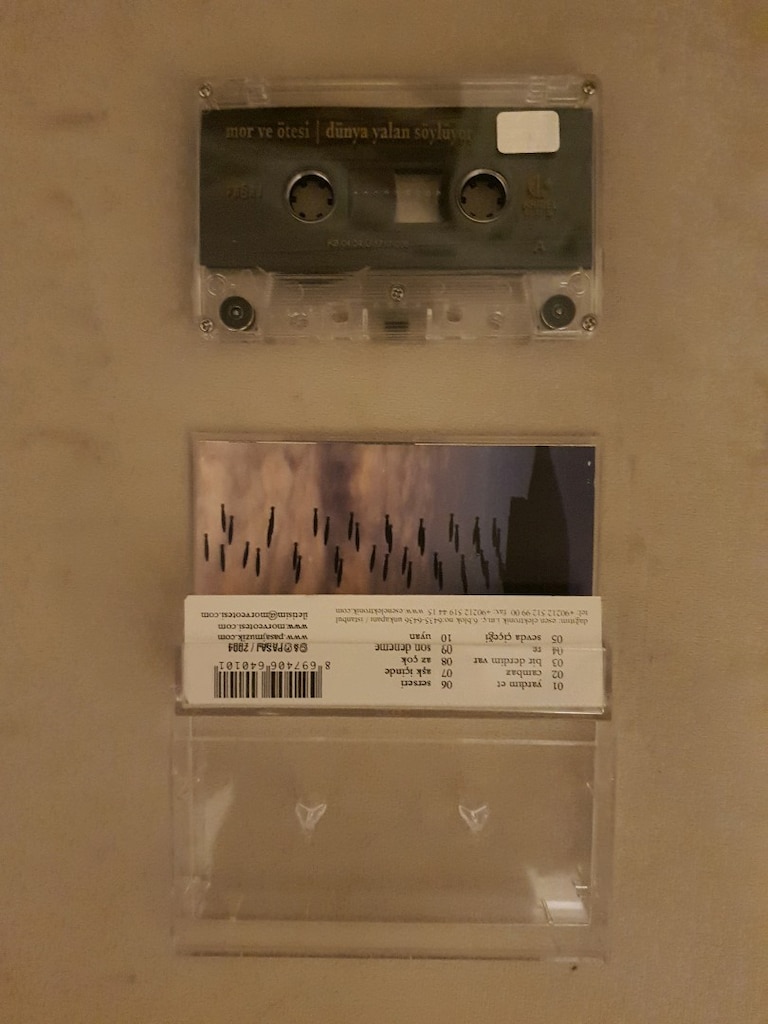 Mor ve ötesi Dünya yalan söylüyor kaset sıfır gibi tertemiz ,orjinal - 3