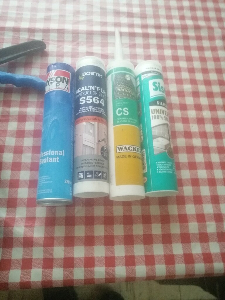 Silikon tabancası ve açılmamış silikonlar. - 7