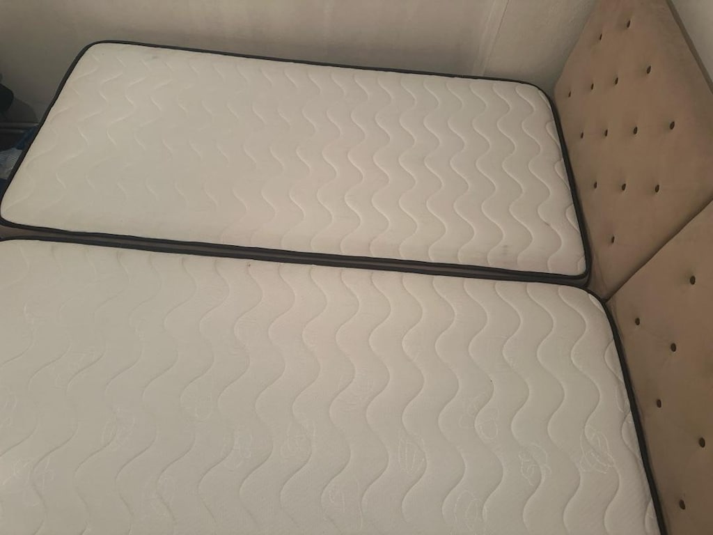 Öğrenciden uygun fiyatlı Tek kişilik 2 yatak ve baza