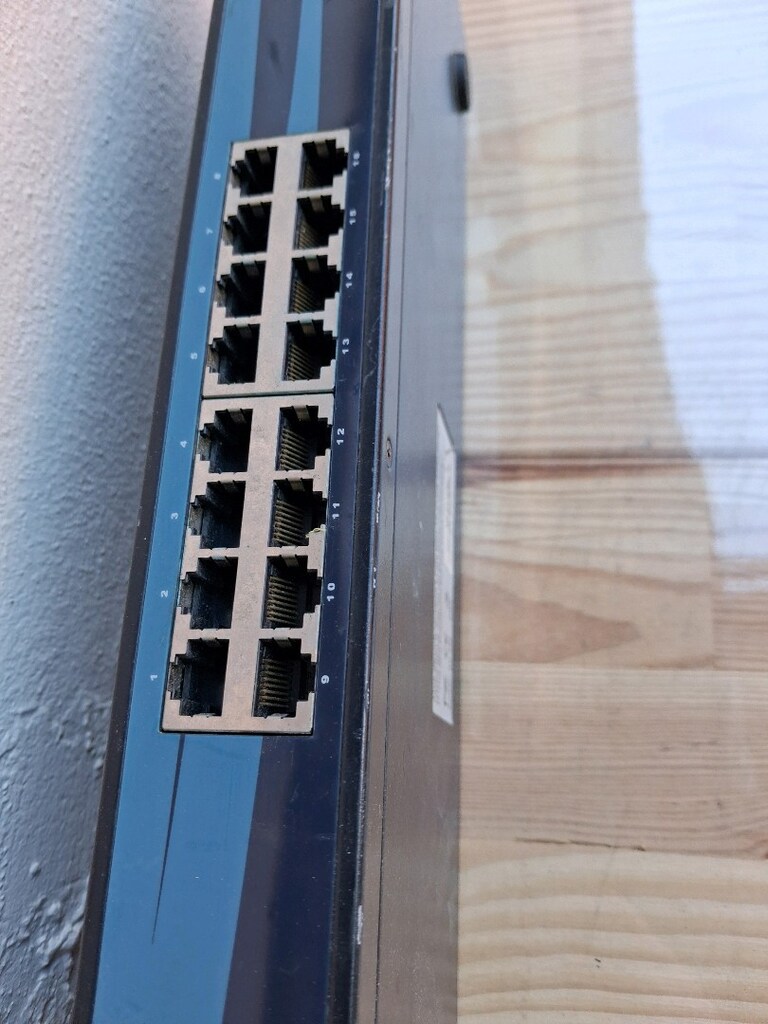 16. Port. Fast Ethernet ES. 3116RL 10/100Mbps. - 6
