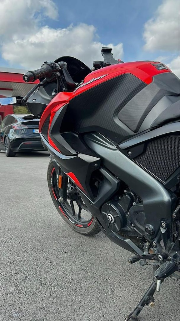 BAJAJ RS 200 - 14