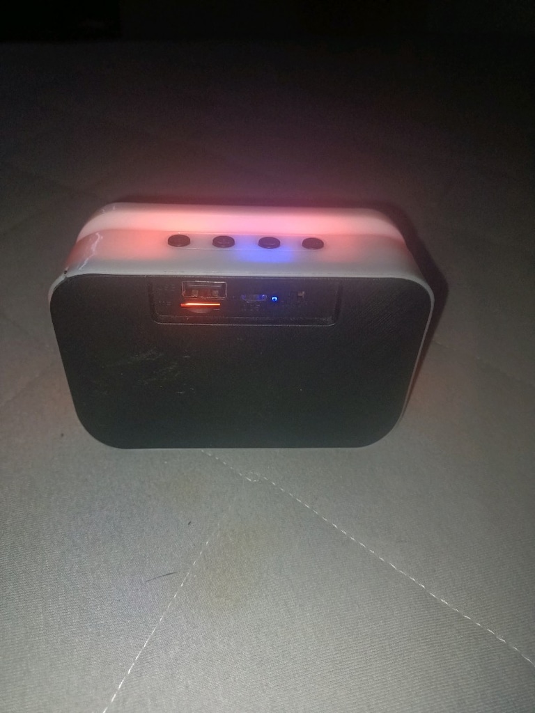 Qasul A011 LED Işıklı Telefon Tutucu Özelliği Olan Bluetooth Hoparlör - 2