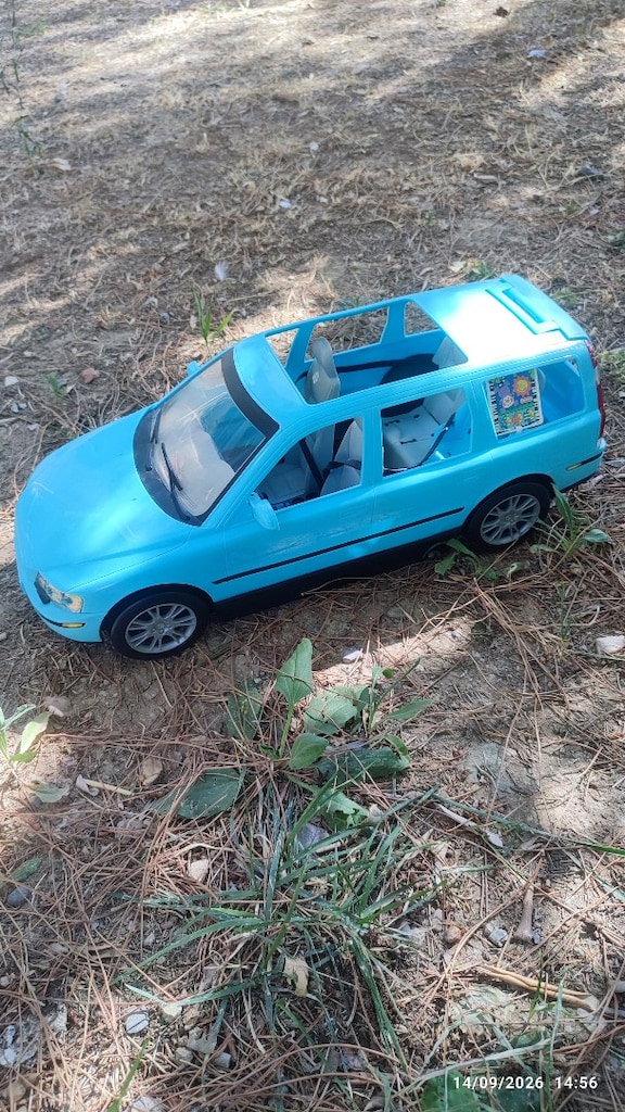 Plastik Volvo V70 Barbie arabası modeli oyuncak araba - 2