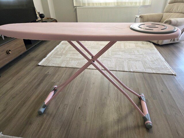 Temiz Kullanılmış Ütü Masası- Soft Pembe