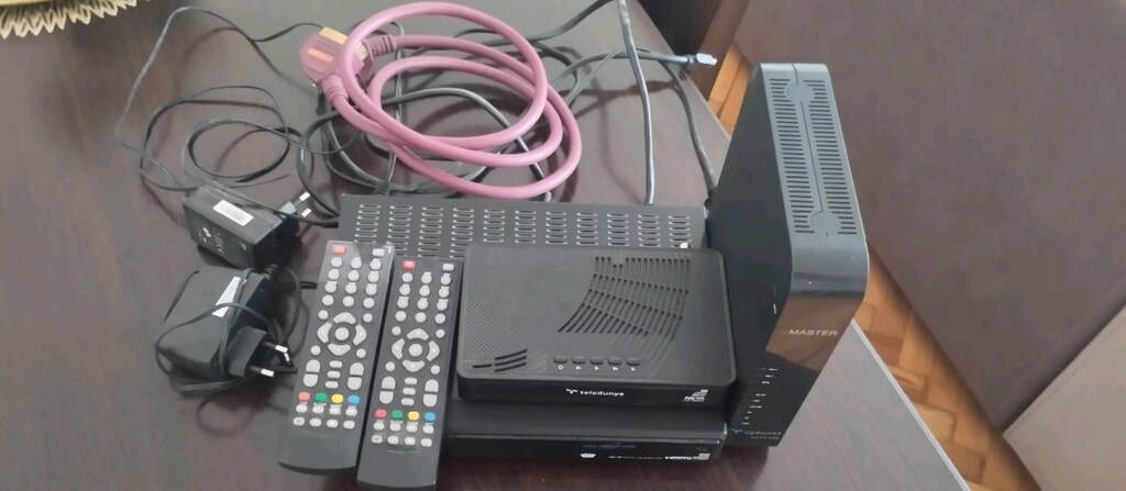 Türksat tele Dünya (2adet) kumanda kabloları ve güç kaynağı (2adet) M - 3