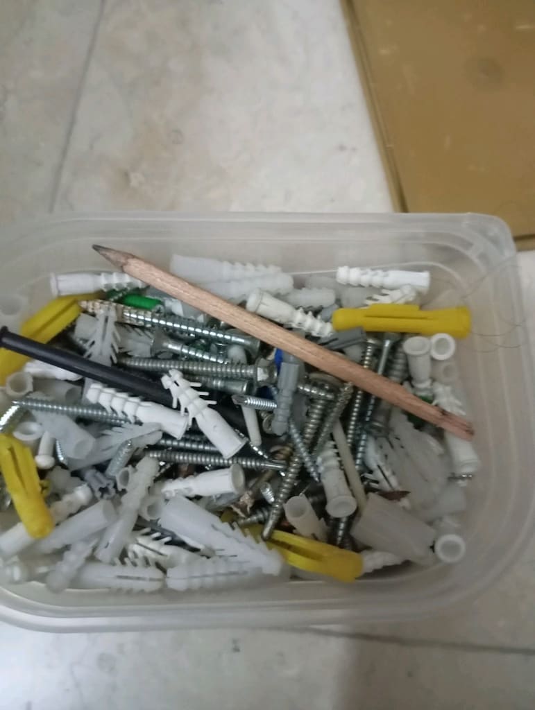 karışık dübel ve vida bir kutu dolusu - 2