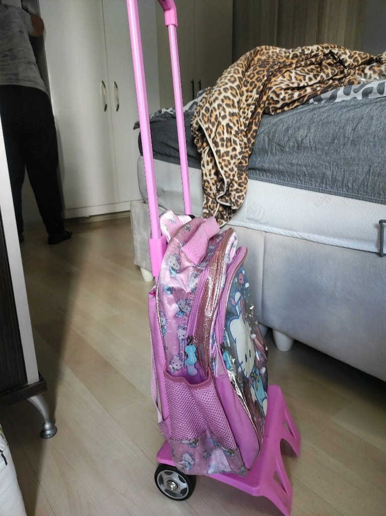 hello kitty çekçekli okul çantası - 2