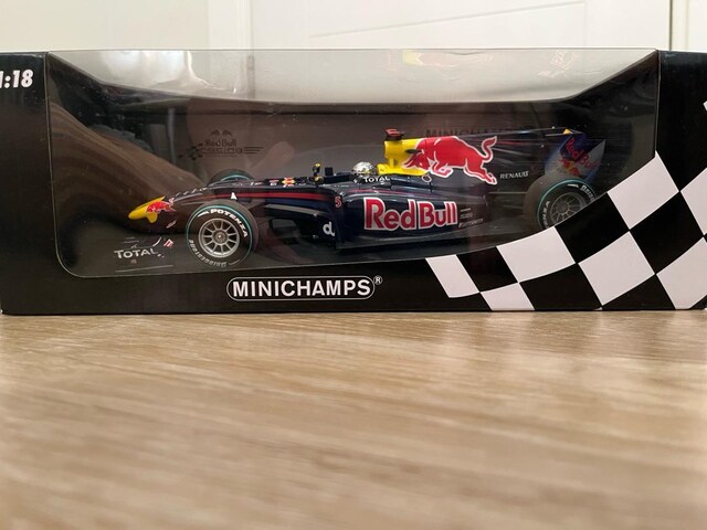 Minichamps 1:18 Red Bull RB06 -2010 Vettel