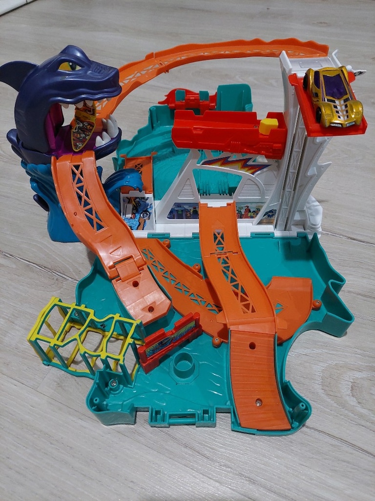 Hot wheels köpek balığı oyuncak seti - 8
