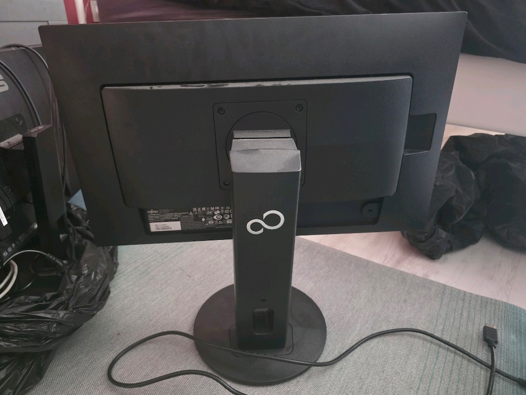 Fujitsu 24" IPS Monitör(Yukarı-aşağı ve eğimli hareket edebilir.) - 2