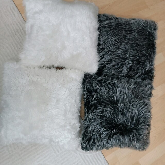 4 tane peluş yastık kırlent
