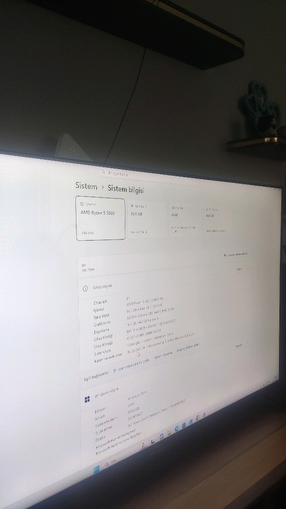 üst düzey oyuncu bilgisayarı akvaryum kasa yanında monitör ile birlike - 4