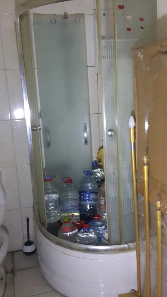 Duşakabin ve pistonlu musluklar banyo el yüz dolapları ile - 2