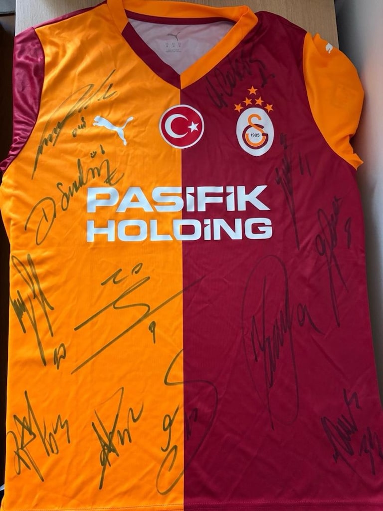 galatasaray 5 yildizli iki adet orjinal imzali 25-26 forma