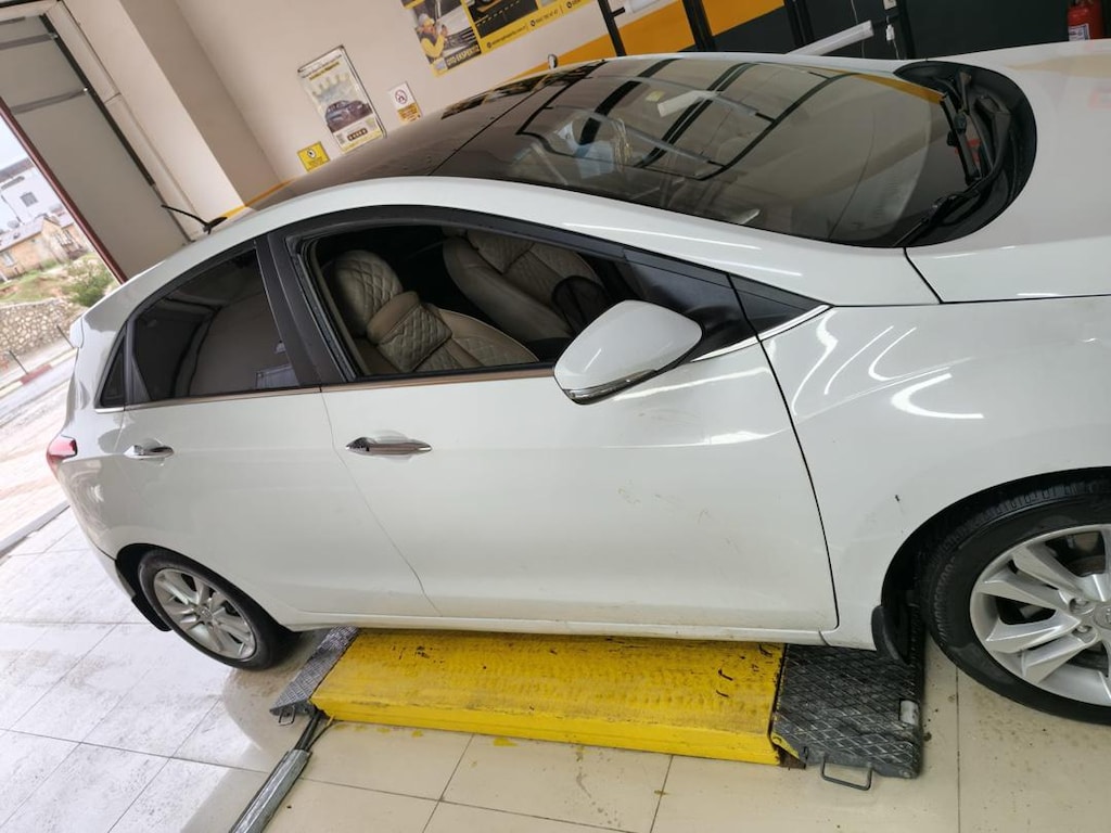 Beyaz Hatchback Araba - 3