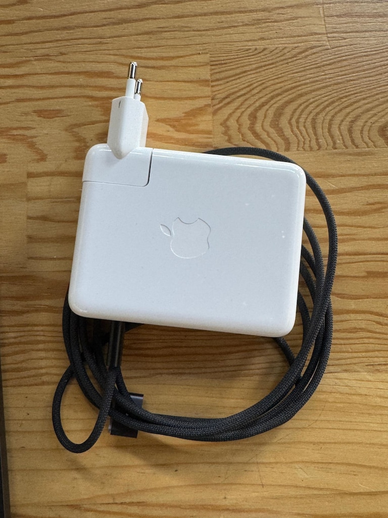 Sıfır ayarında 11 Ay Garantili M4 Çipli Macbook pro 16,7'' - 5