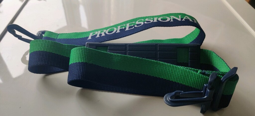 YEŞIL-LACIVERT ÜZERINDE "PROFESSIONAL" YAZAN ÇANTA ASKISI. SIFIR. - 2