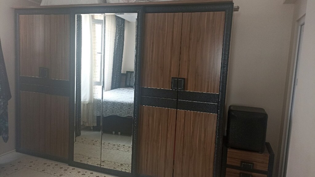 Bellona marka 6 kapaklı elbise dolabı ortası yüklük