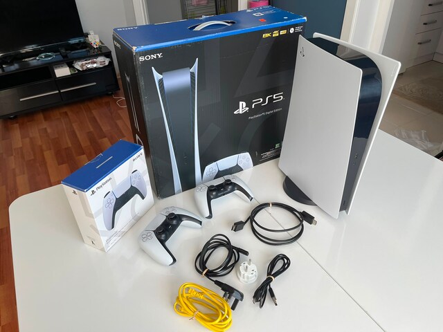 İlk Sahibinden Çok Temiz PS5 Dijital 825GB - Çift Orijinal Kol + Kutu