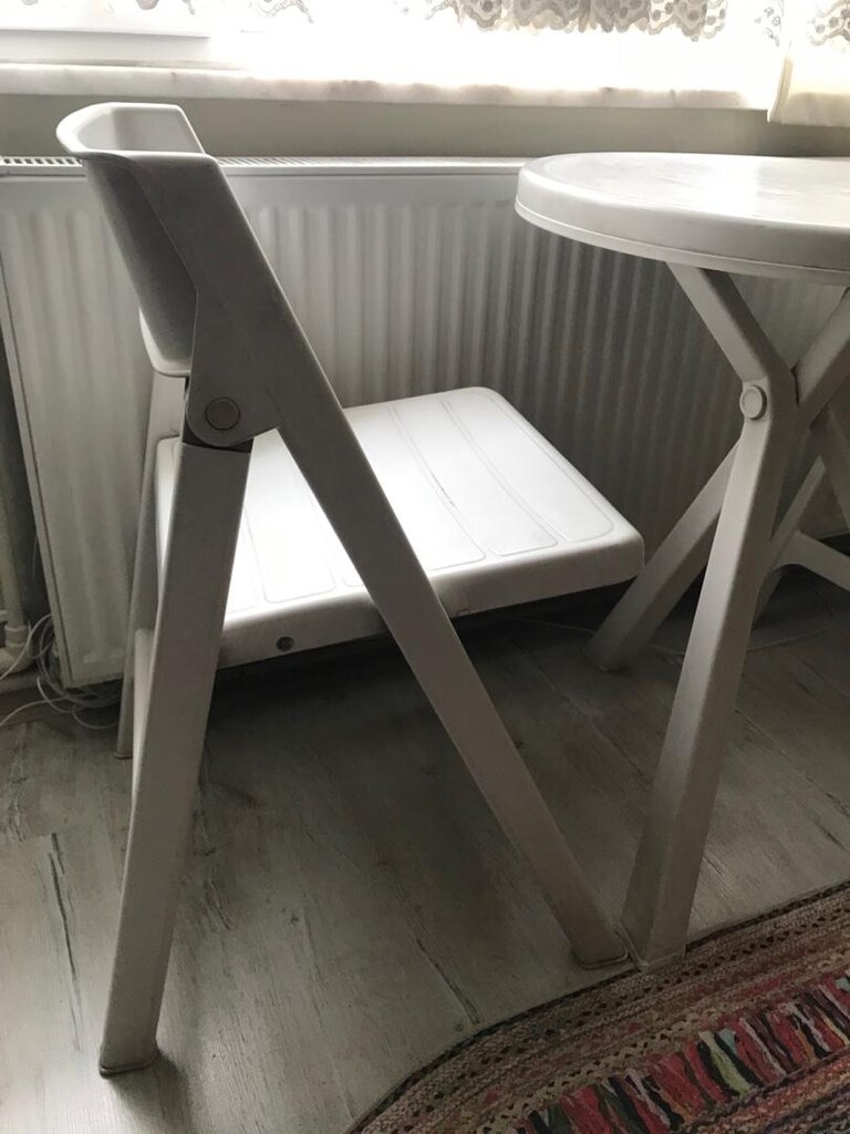 sert plastik balkon masası ve 2 sandalyesi - 3