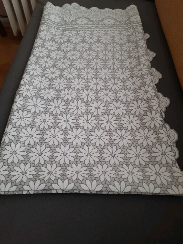 AKÇAY: SIFIR KARE DERTSİZ MASA ÖRTÜSÜ.EBAT:155*155 CM.RENK:GRİ BEYAZ - 4