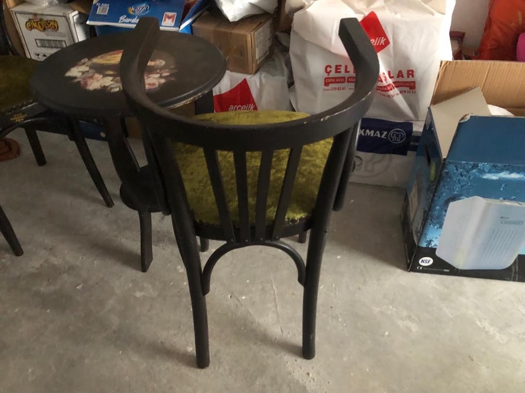 iki adet ahşap tonet sandalye ve kahve sehpası - 3