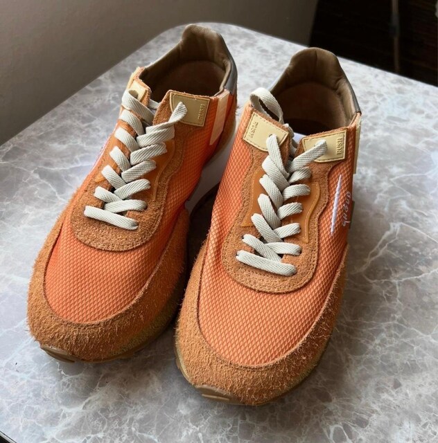 İtalyan moda markası GHOUD'un Rush serisi sneaker modelidir.