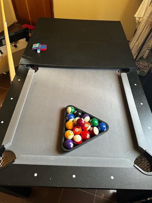 Temiz kullanılmış masa olan decathlon bilardo masası