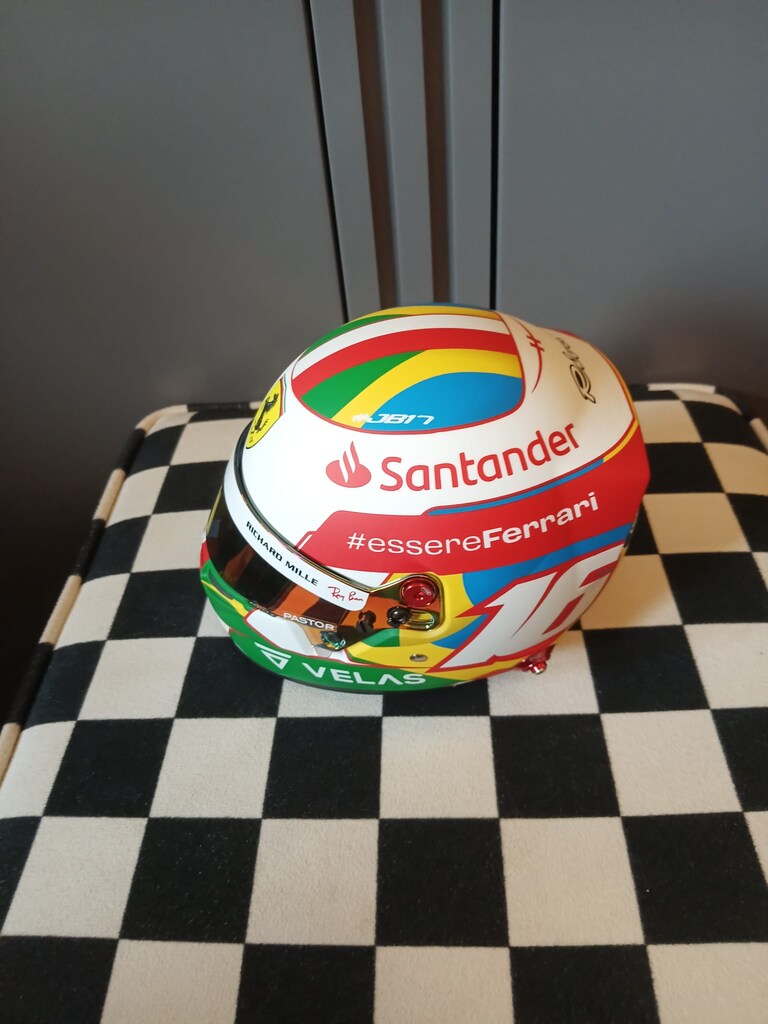 Leclerc 2022 Brasil Ferrari Formula 1 F1 1:2 Model Kask - 3