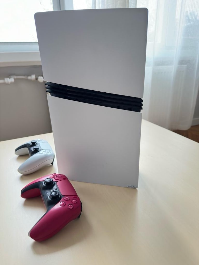 PS5 Pro 2 TB + Çift Kol (Kırmızı ve Beyaz) - Temiz & Sorunsuz - 4
