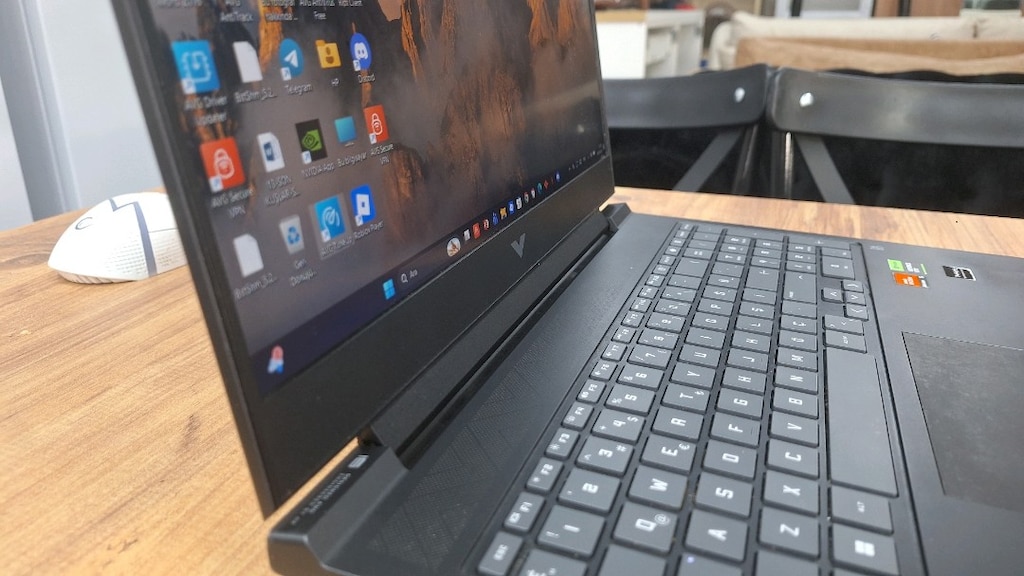HP Victus 16 Gaming Laptop Ryzen 5 7640HS 16GB RAM 512GB - 7
