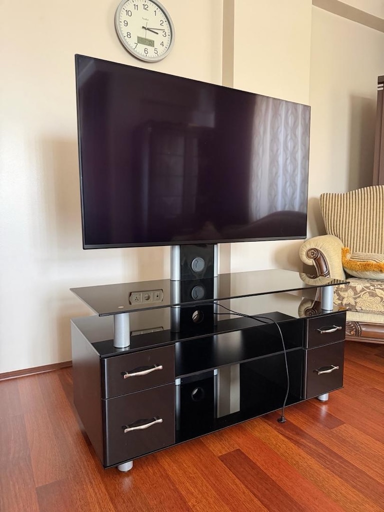 Çok Temiz, Kendinden Askılı Siyah Damperli Cam TV Ünitesi / Masası