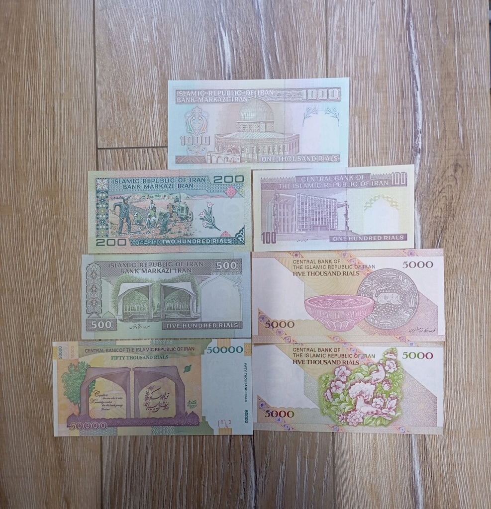 7 Farklı değerlerde İran rialı banknotlardan oluşan karışık bir set. - 2