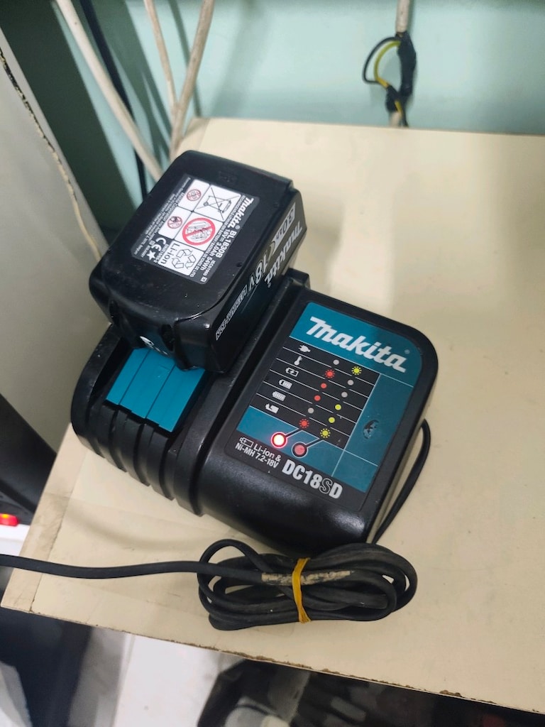 Makita DC18SD şarj cihazı - 6