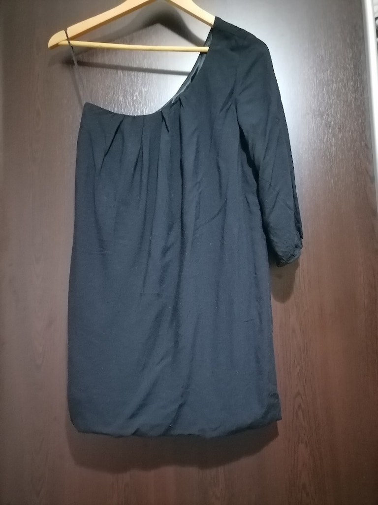 Tek kollu omzu açık elbise. Boyu mini.