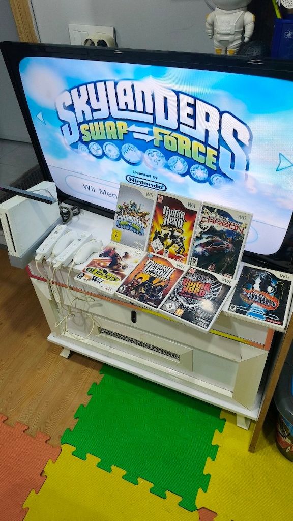 Nintendo Wii (RVL-001) Seti + 2 GB Hafıza Kartı + 2 Kumanda + 6 Oyun - 17