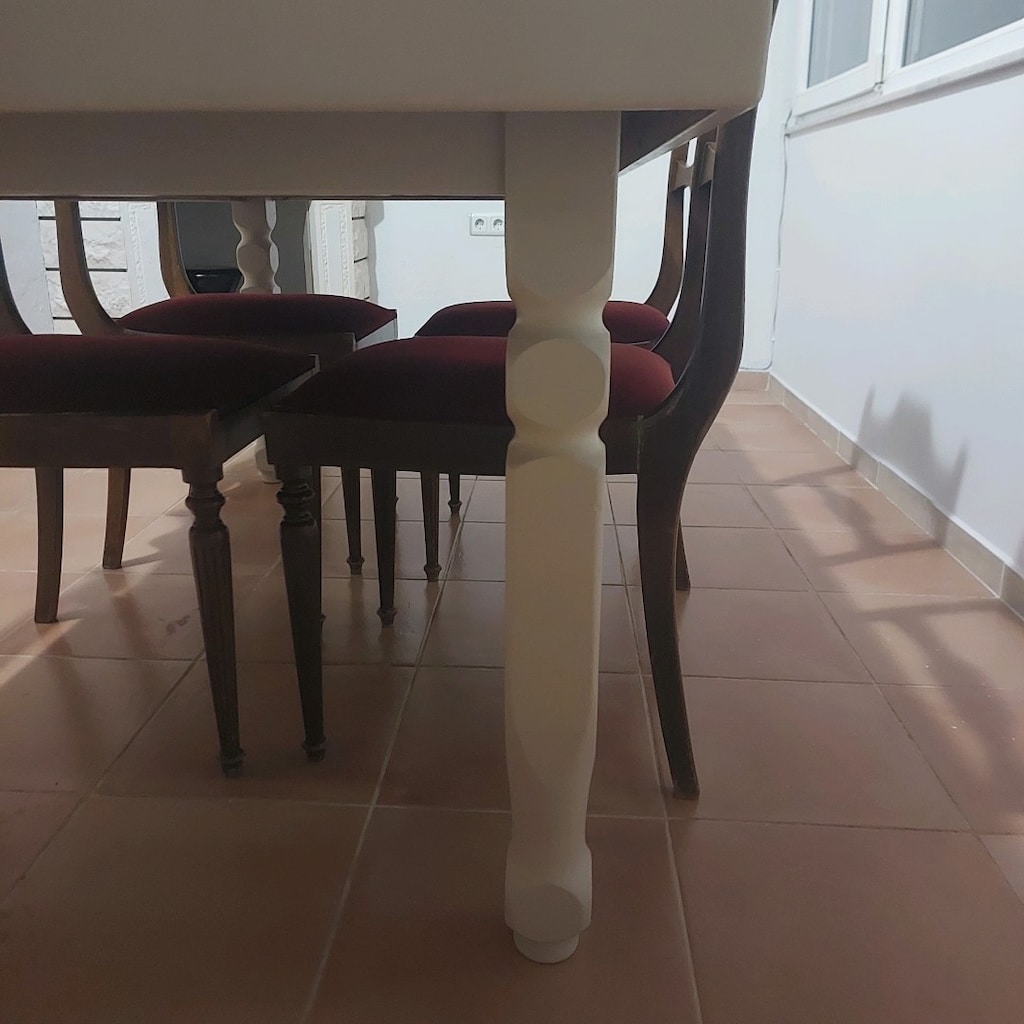 Ağaç masa ve dört adet antika sandalye - 3