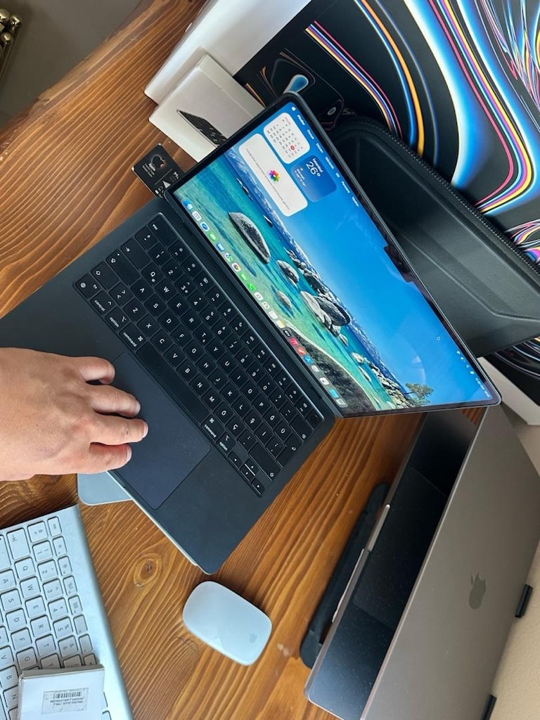 Macbook air M3 çipli 13” 512 gb ssd 8 gb ram gece yarısı pili çok iyi - 4