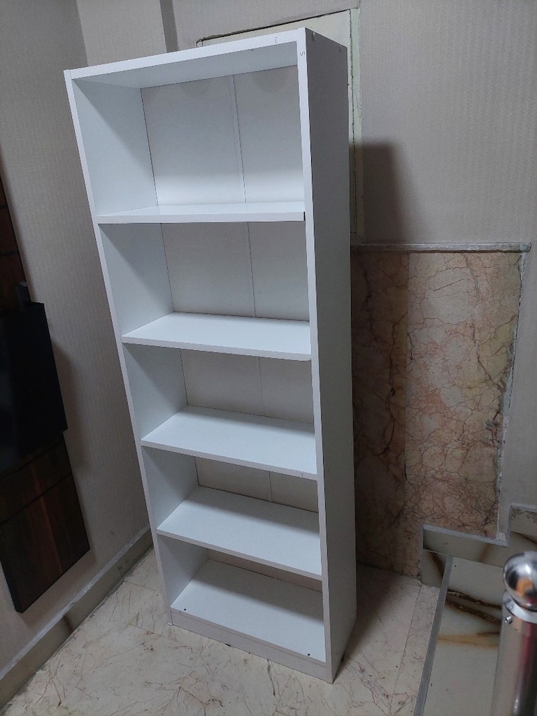 5 raflı kitaplık. Ölçüler resimde var. Ürün temiz . - 2