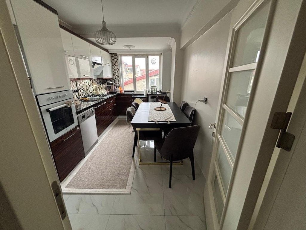 sıfır gibi temiz koltuk+ yemek odası+tv seti