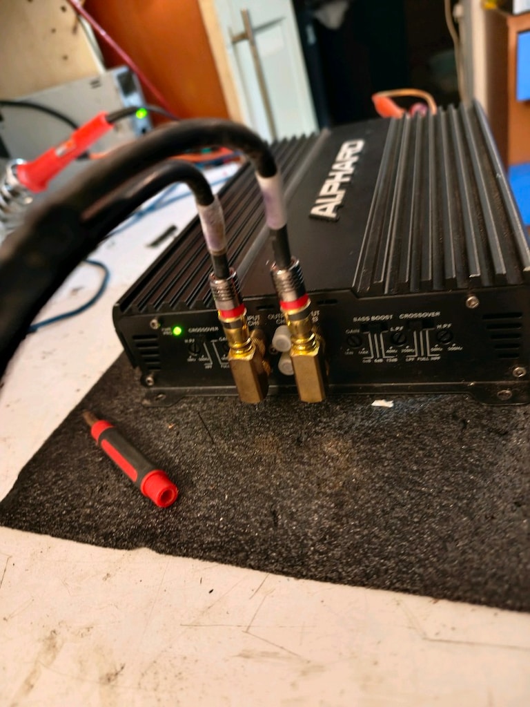 alphard amfi 4×70 rms - 2