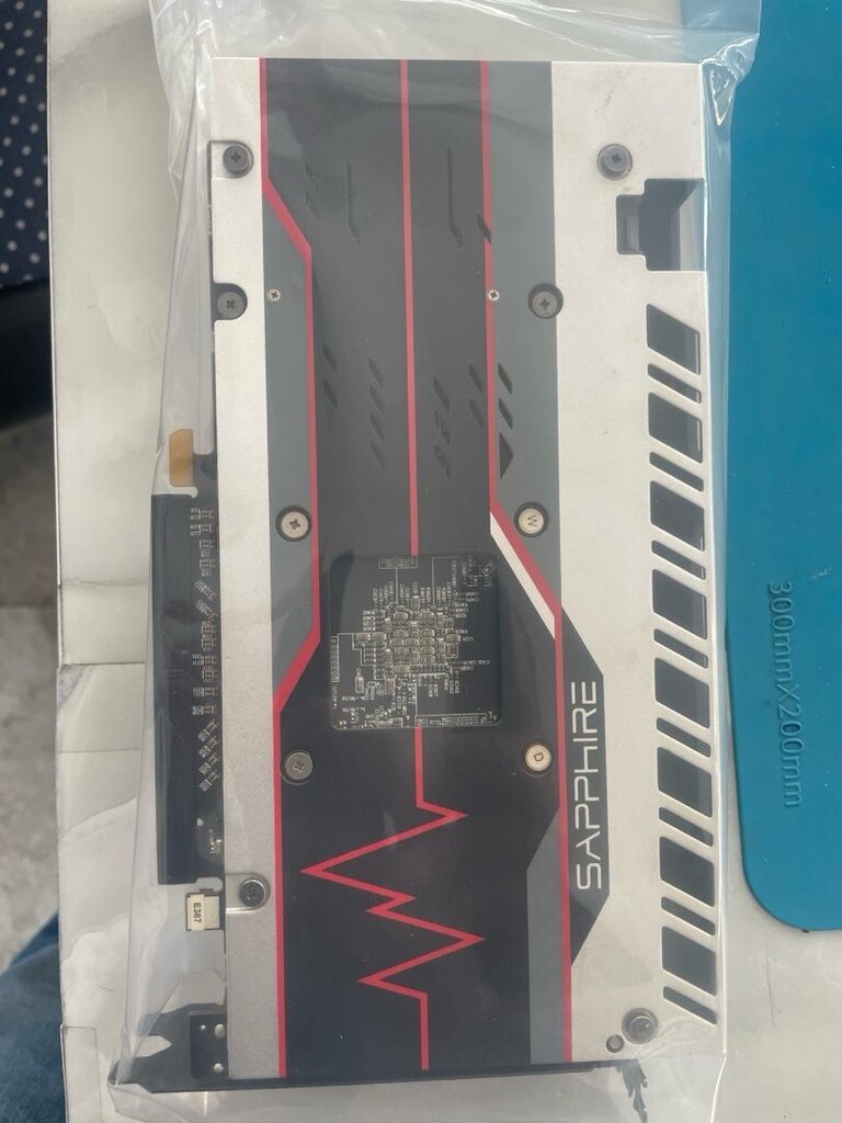 rx 580 ekran karti etiketleri uzerinde - 2