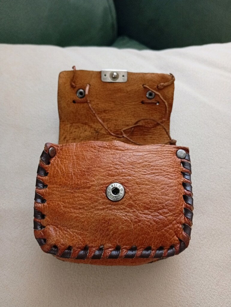 Çeşme yazılı, taba rengi, hakiki deri küçük el çantası. Vintage güderi - 7