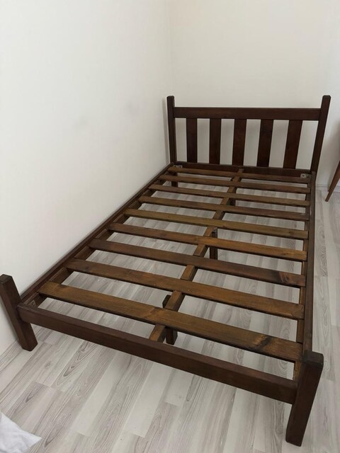 çift kişilik ahşap karyola ve yatak