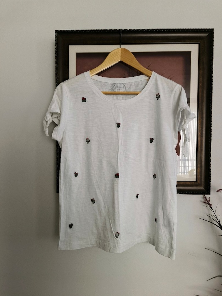 Beyaz Nakışlı Bisiklet Yaka T-Shirt