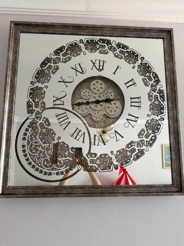 Aynalı duvar saati