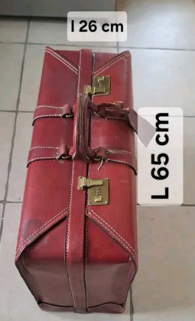 Vintage esintili kırmızı renkli deri bir dekoratif/seyahat valizidir. - 4