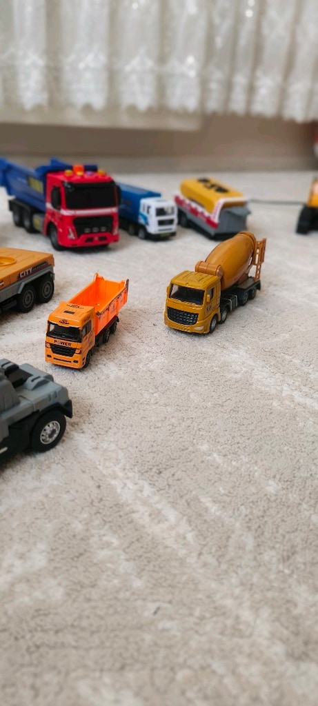 metal inşaat ve kargo flosu iyi durumda genel olarak 3 adet kumandali - 4