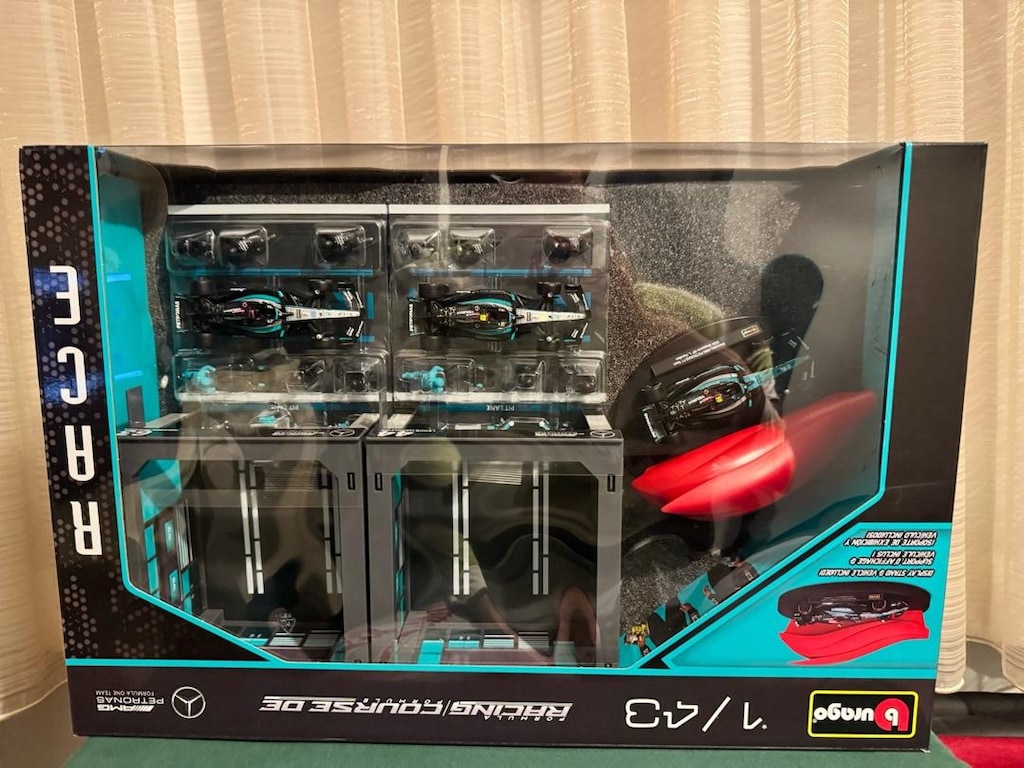 Mercedes Burago 1:43 F1 Yarış ve Pit Ekibi Diecast Seti - 12