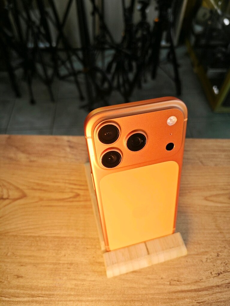 17 pro 512 GB. pil 100 şarj devir 230 - 4